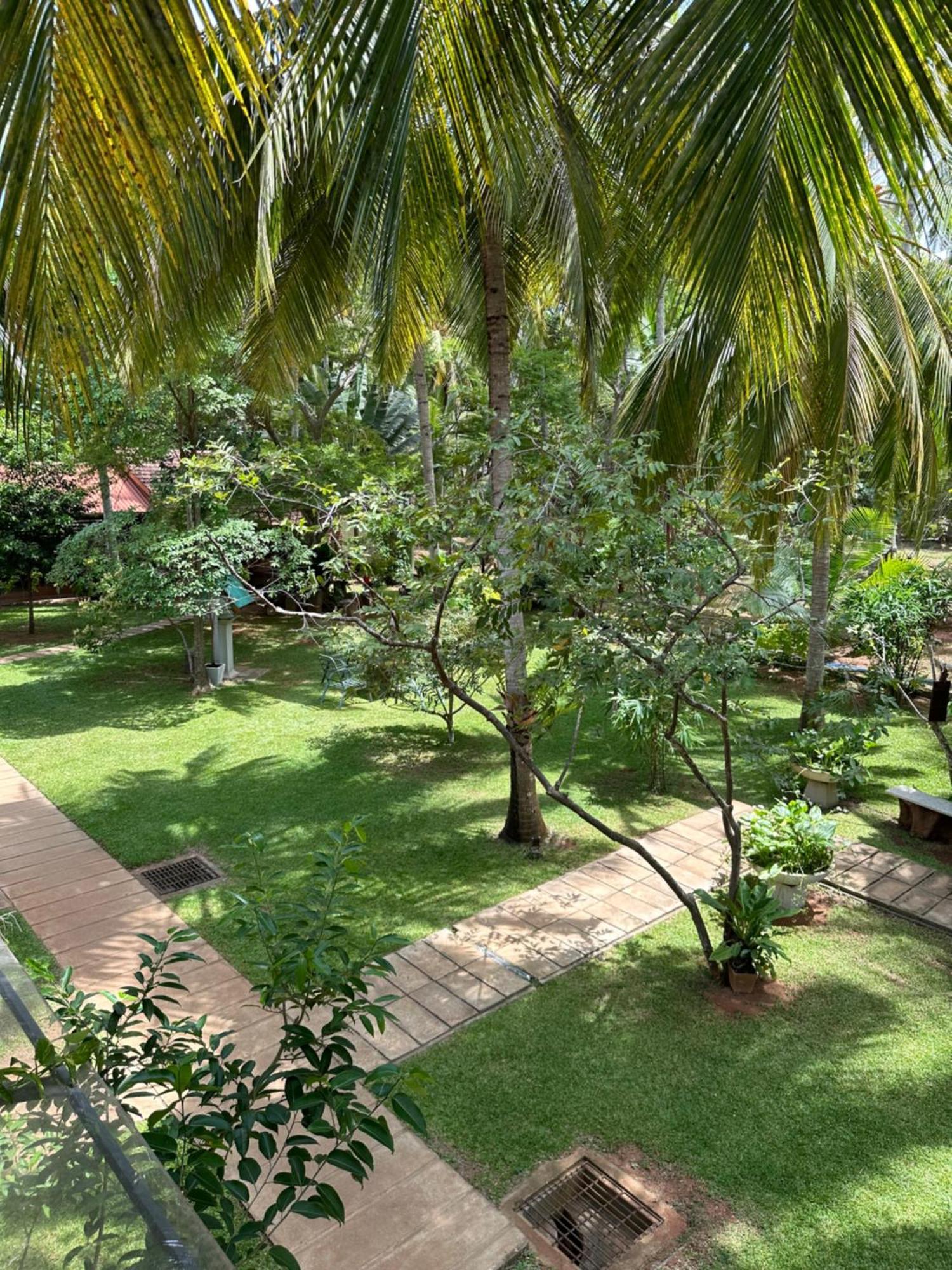 Hotel Heladiv Anuradhapura Esterno foto