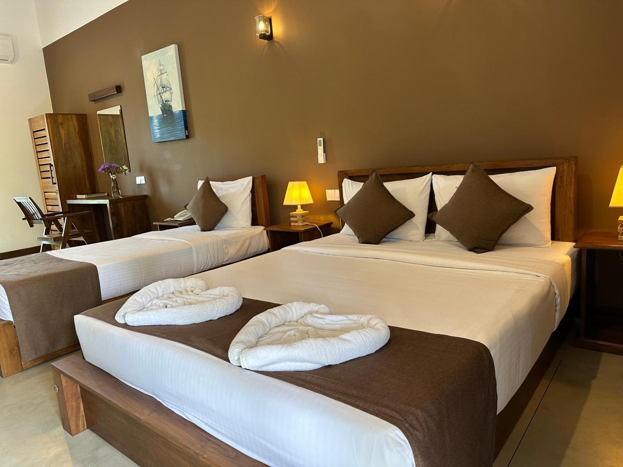 Hotel Heladiv Anuradhapura Esterno foto