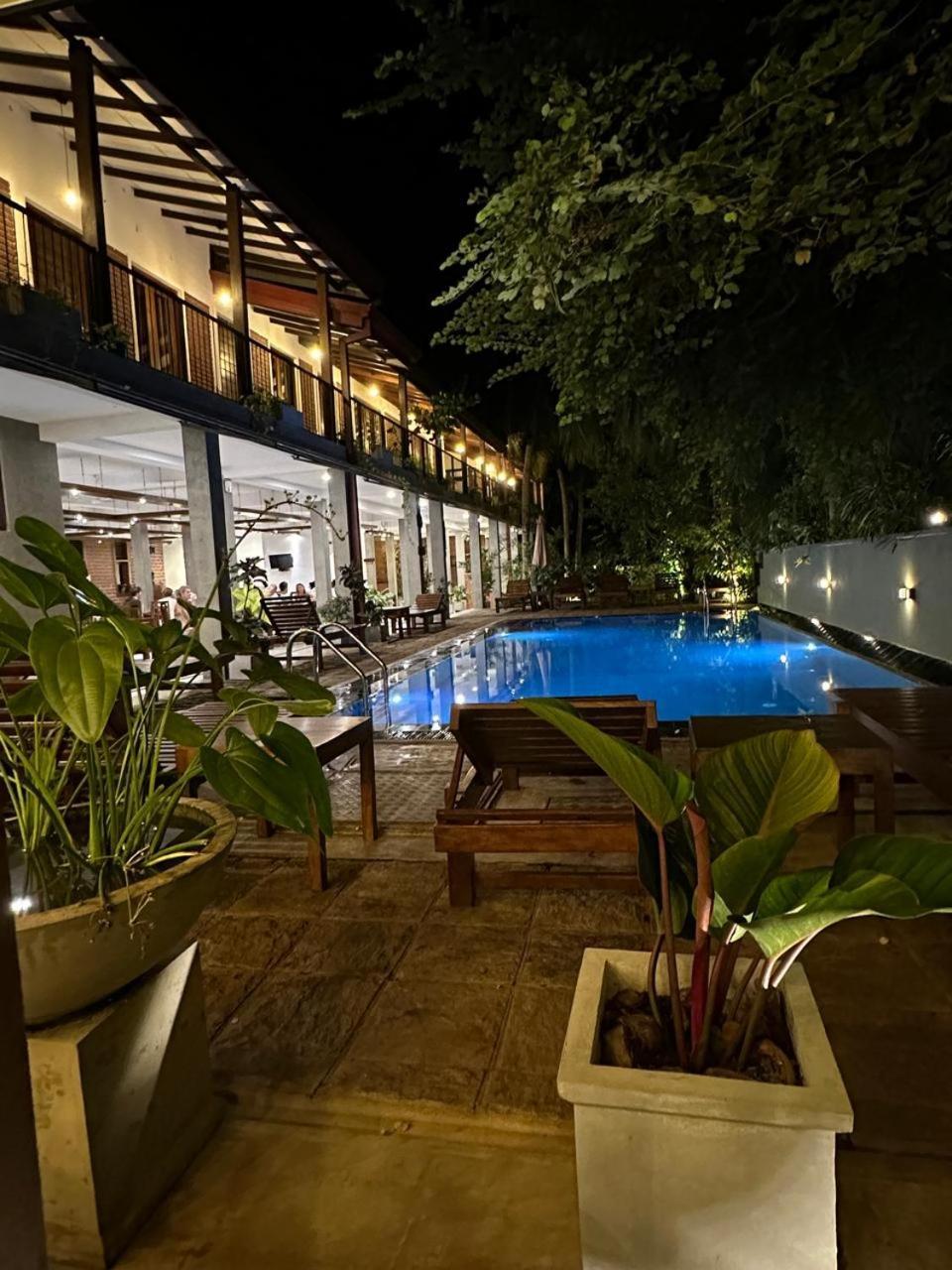 Hotel Heladiv Anuradhapura Esterno foto