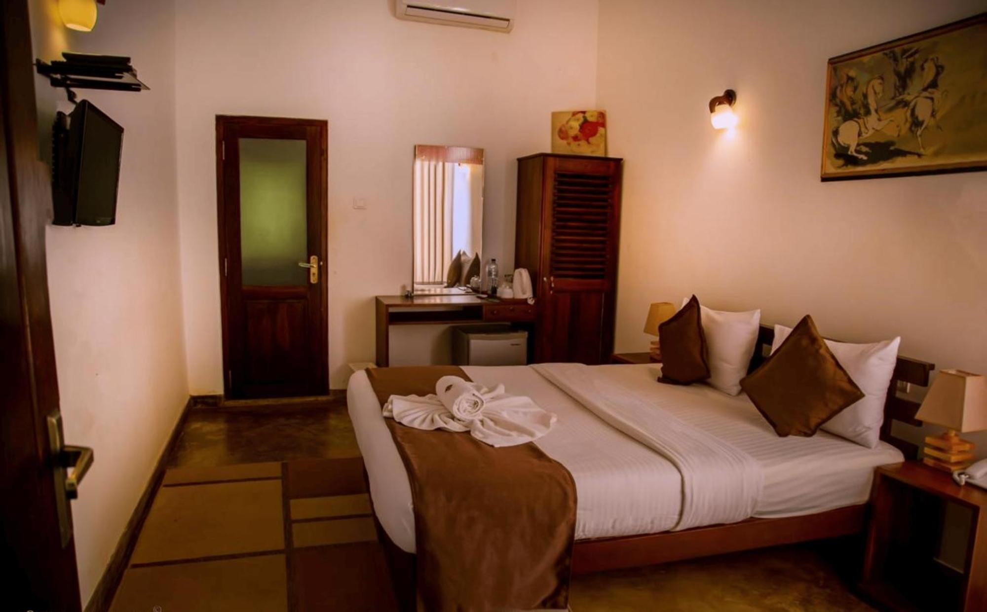 Hotel Heladiv Anuradhapura Esterno foto